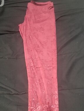 5/$20**No Brand XXL Velvey Embossed Burgundy Elastic Waiat Leggingd.
